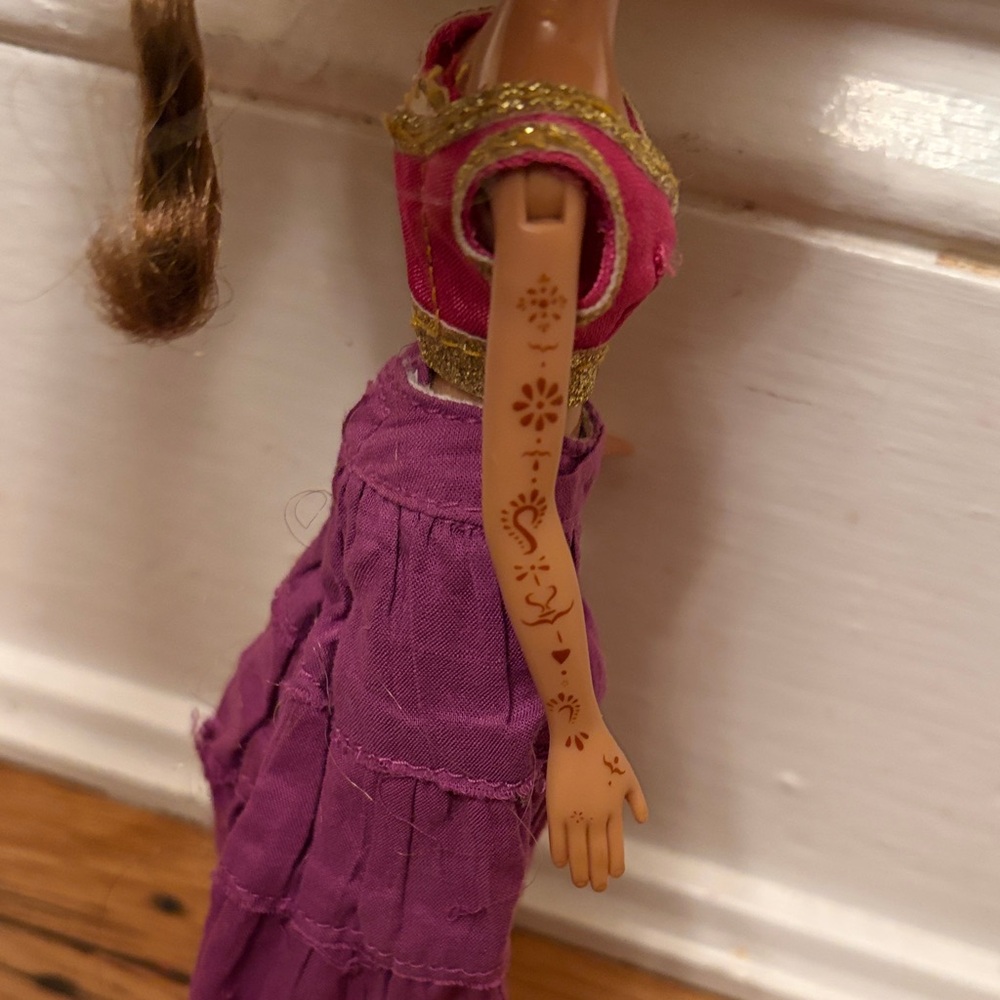 Bratz Genie Magic Yasmin Doll with Purple Outfit and Brown Hair - Picture 7 of 11